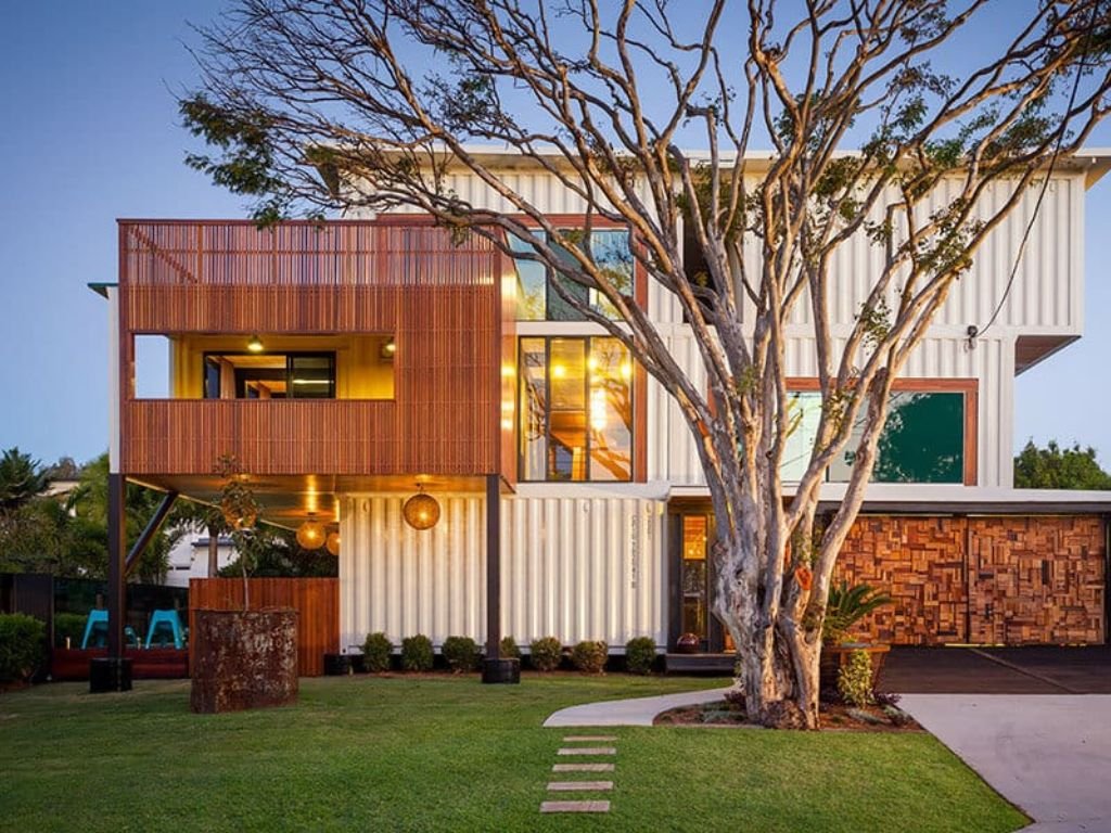 Comparatif avant/après d'un toit végétalisé sur une structure en bois, illustrant l'installation complète d'une toiture verte.