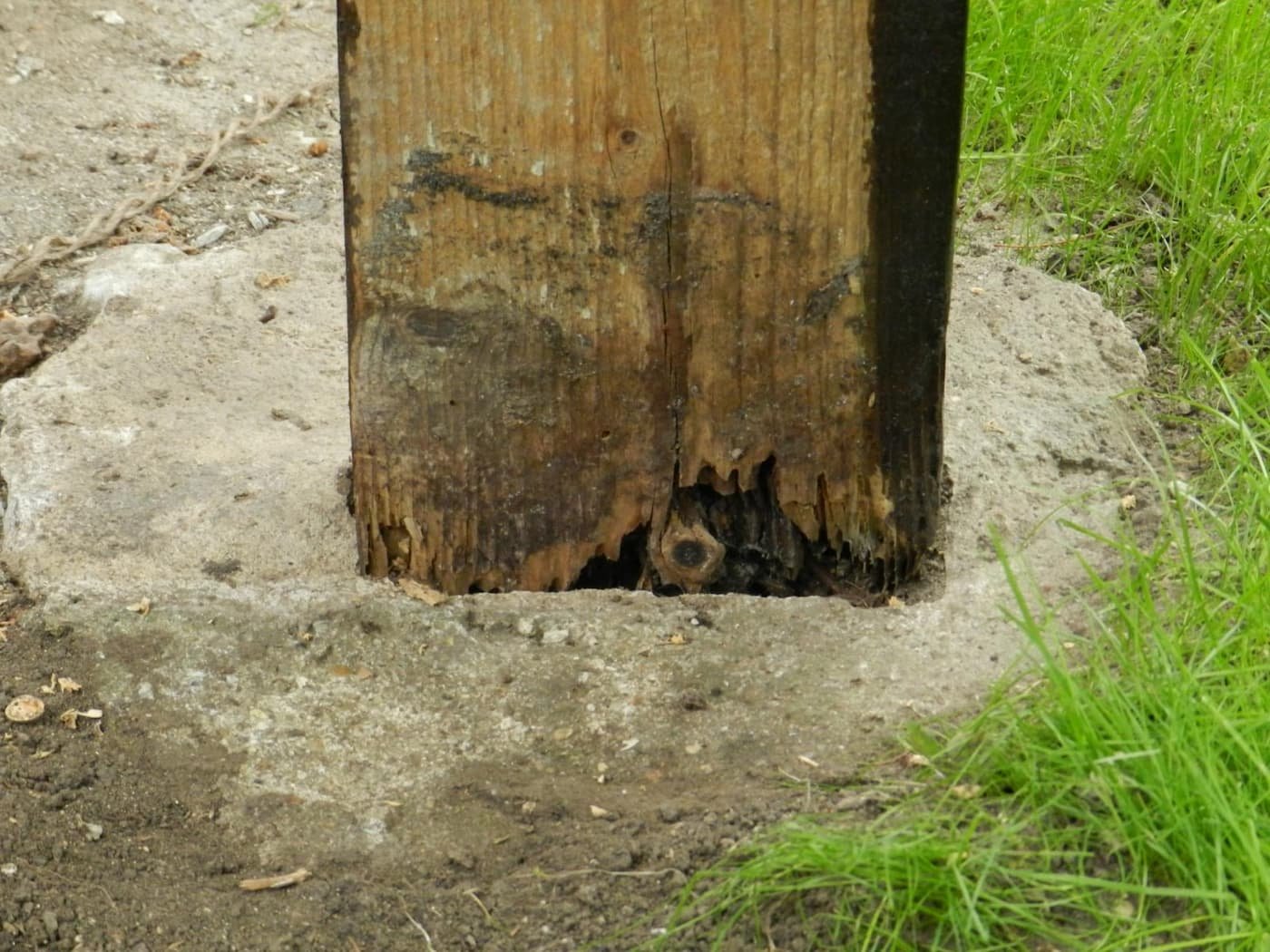 Poteau en bois pourri sans drainage : importance du gravier pour sceller un poteau