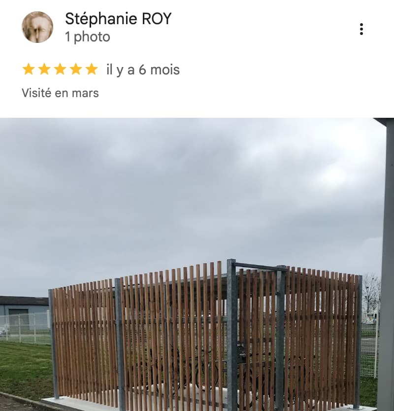 Avis Google ByCommute illustré par un abri vélos fermé installé sur dalle béton.