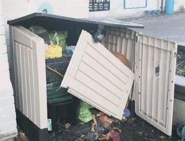 un abri en velo plastique cassé par le vent