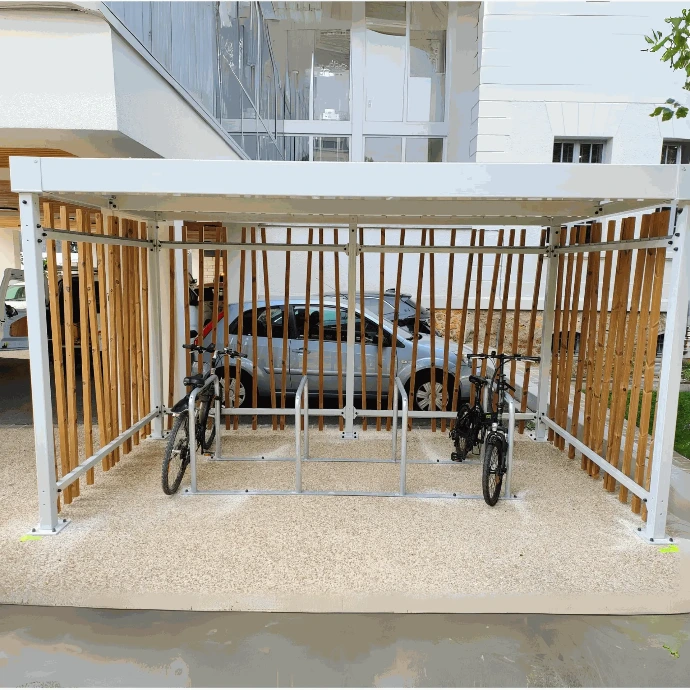 Abri vélo bois de 7 mètres de ByCommute, équipé d'arceaux vélos pour un stationnement sécurisé