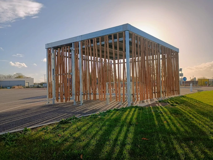 Abri vélo bois fermé Jungle ByCommute en ThermoWood avec intégration urbaine naturelle
