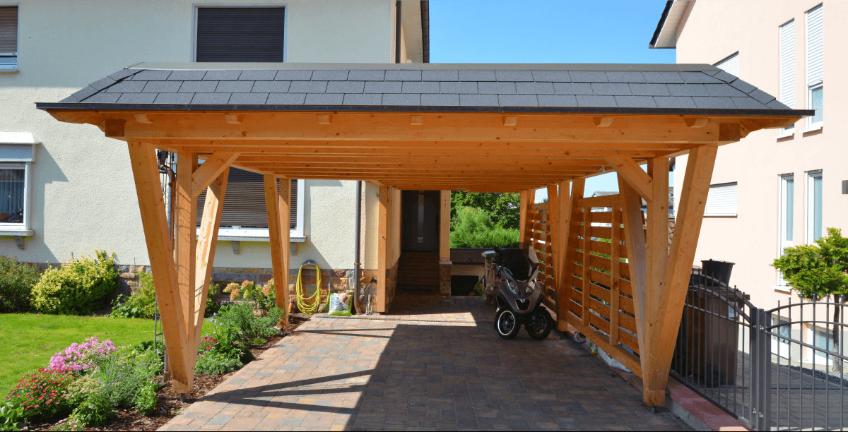 Carport en bois adossé à une maison