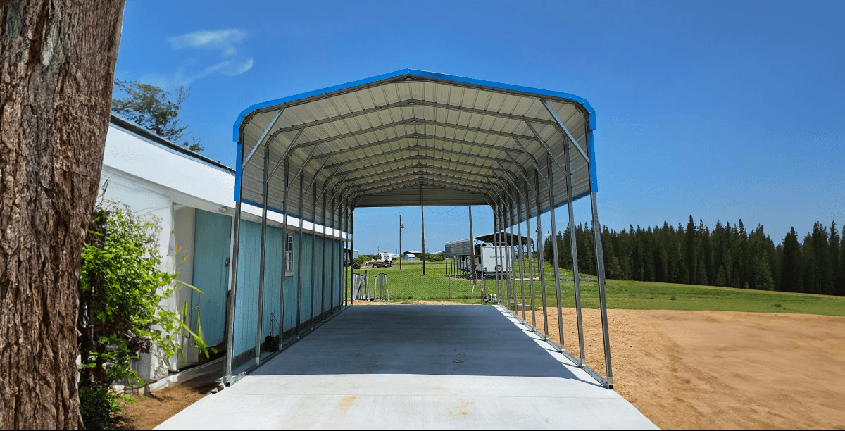 Carport ouvert métallique utilisé pour illustrer la définition d'un carport