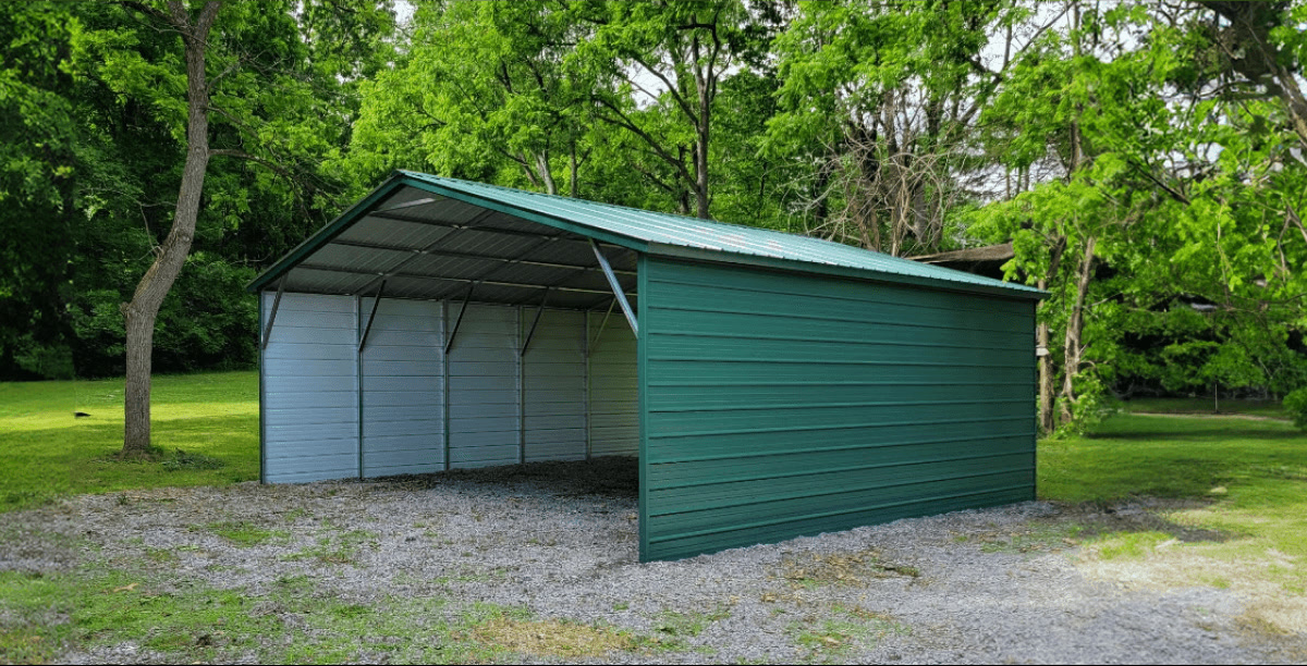 Carport fortement fermé proche d'un garage