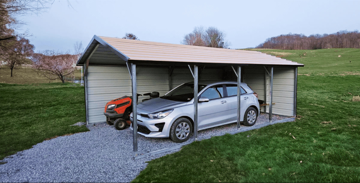 Carport partiellement fermé avec parois latérales