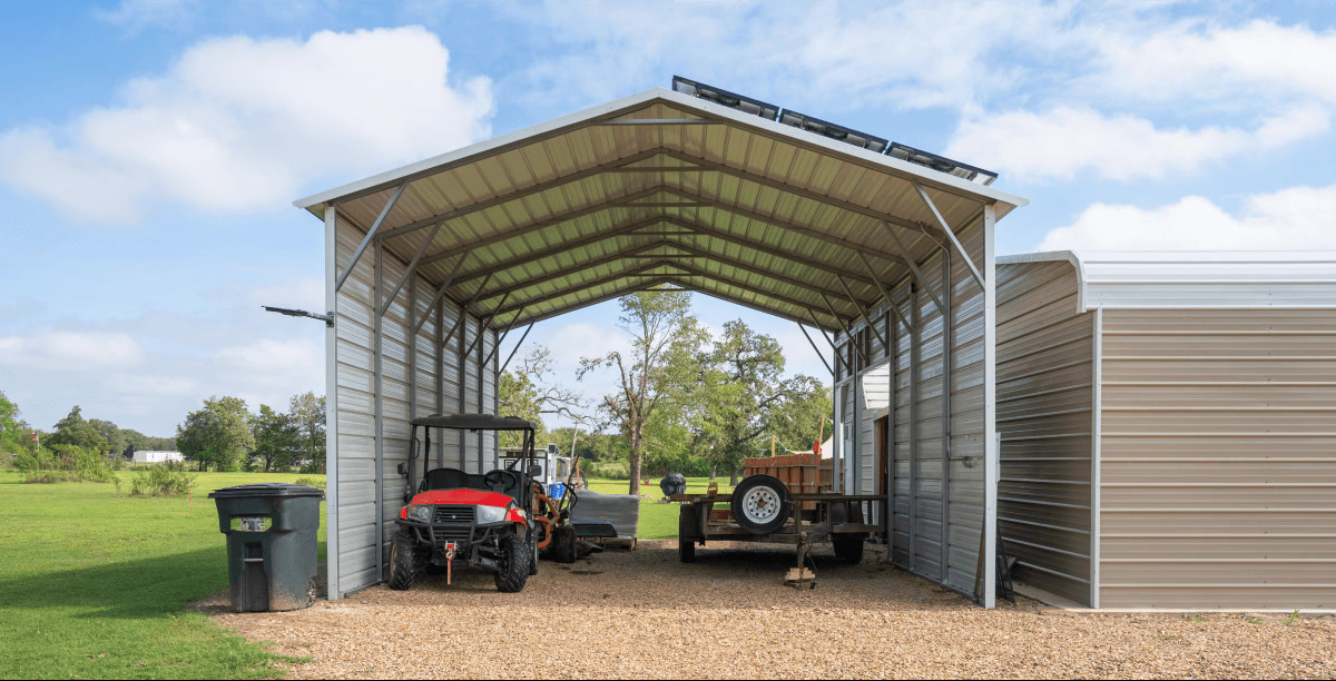 Carport métallique avec panneaux latéraux et toiture boxed-eave