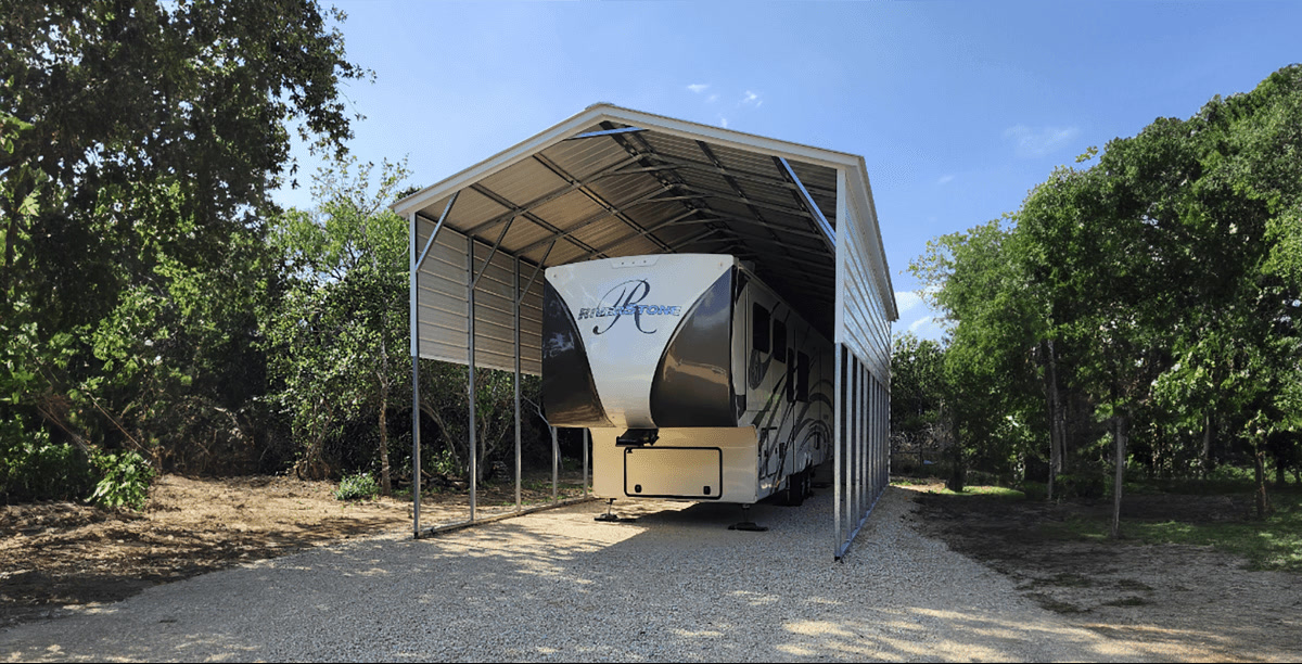 Grand carport métallique avec panneaux latéraux