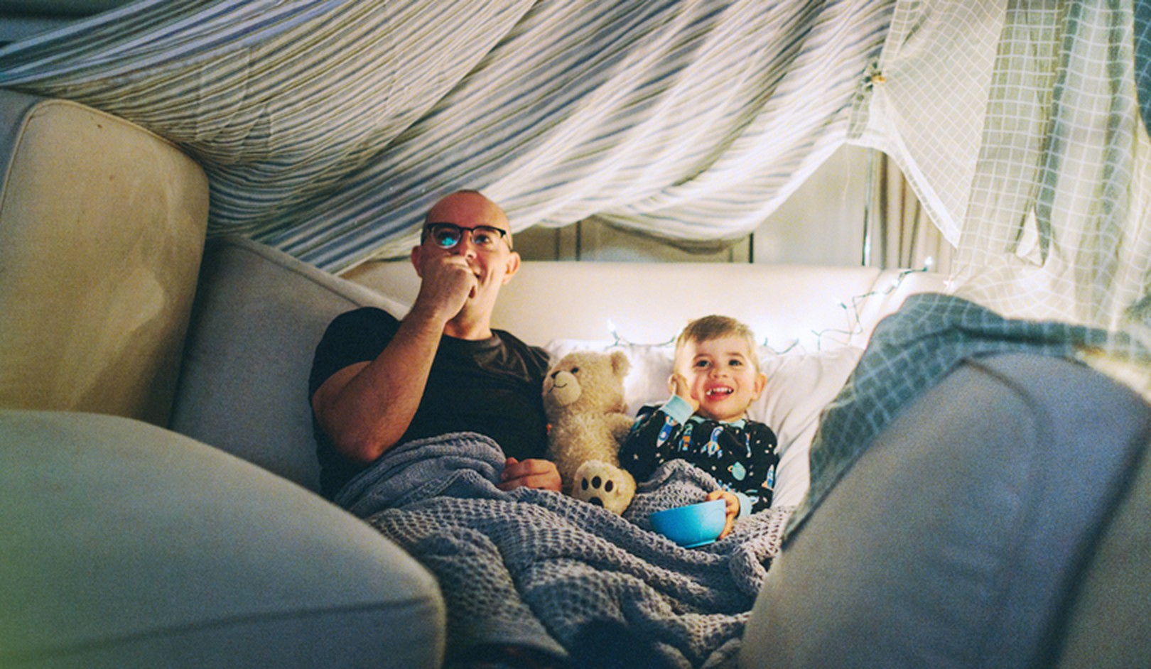 Illustration EnergySage d'une famille regardant la télévision