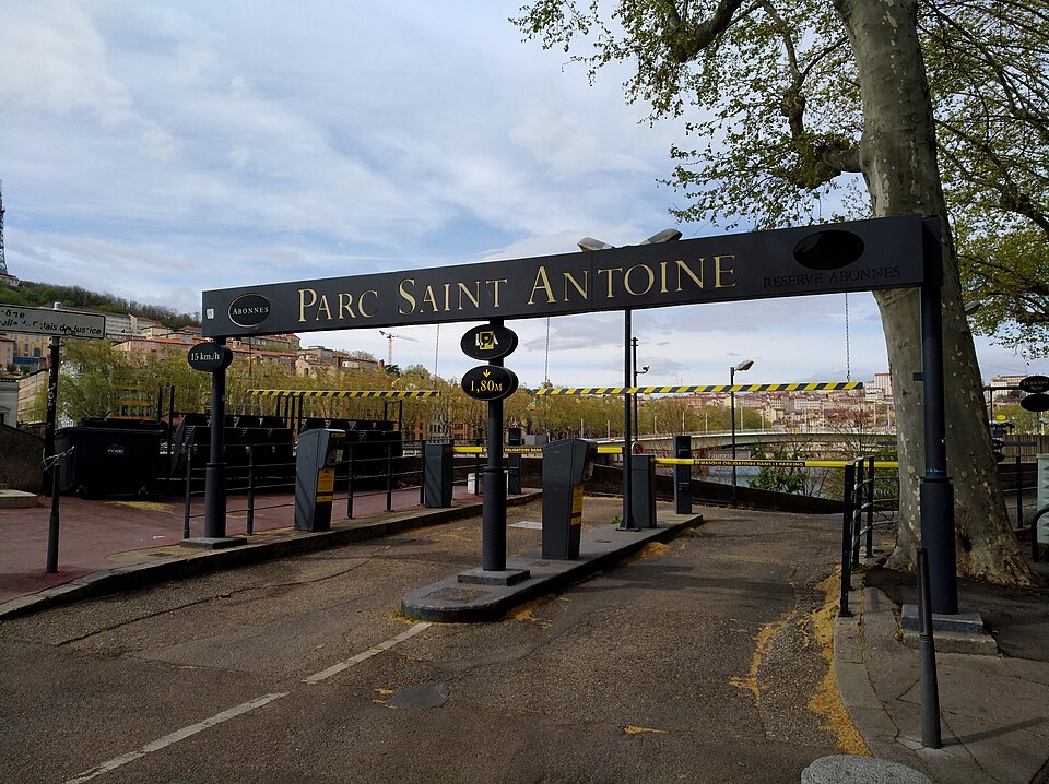 Rampe d’entrée du parking Saint-Antoine à Lyon