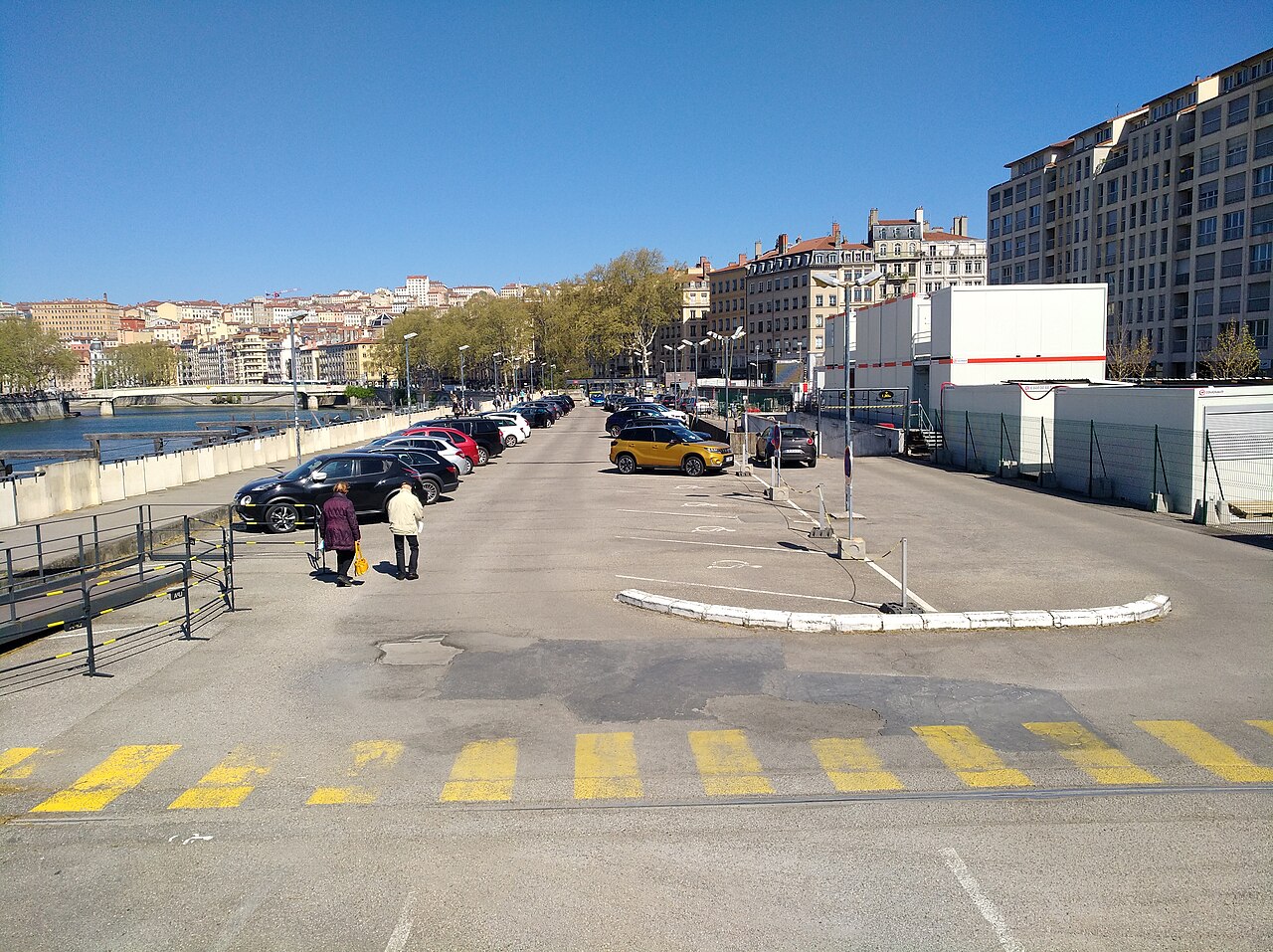 Aménagement extérieur du parc Saint-Antoine au bord de la Saône