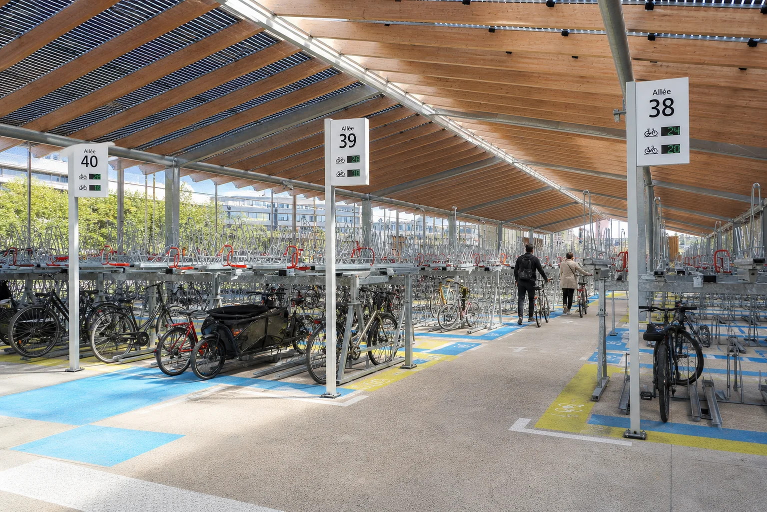 Projection d’un parking vélo de grande capacité avec racks double étage et allée centrale