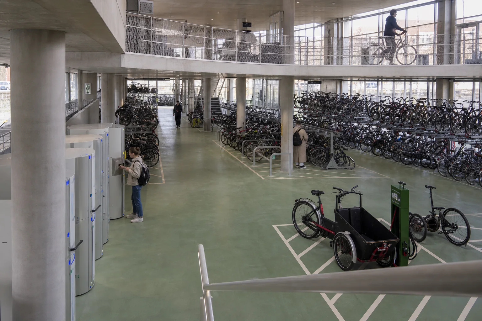 Projection d’un grand parking vélo sur deux niveaux avec racks, casiers et place cargo