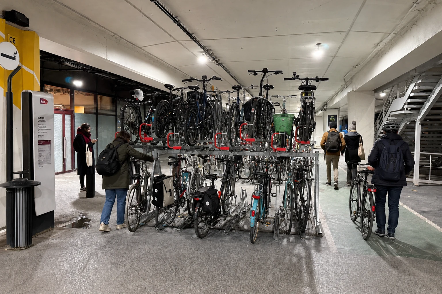 Autre cadrage retouché du vrai parking vélo de Paris Gare de Lyon et de ses racks à deux niveaux