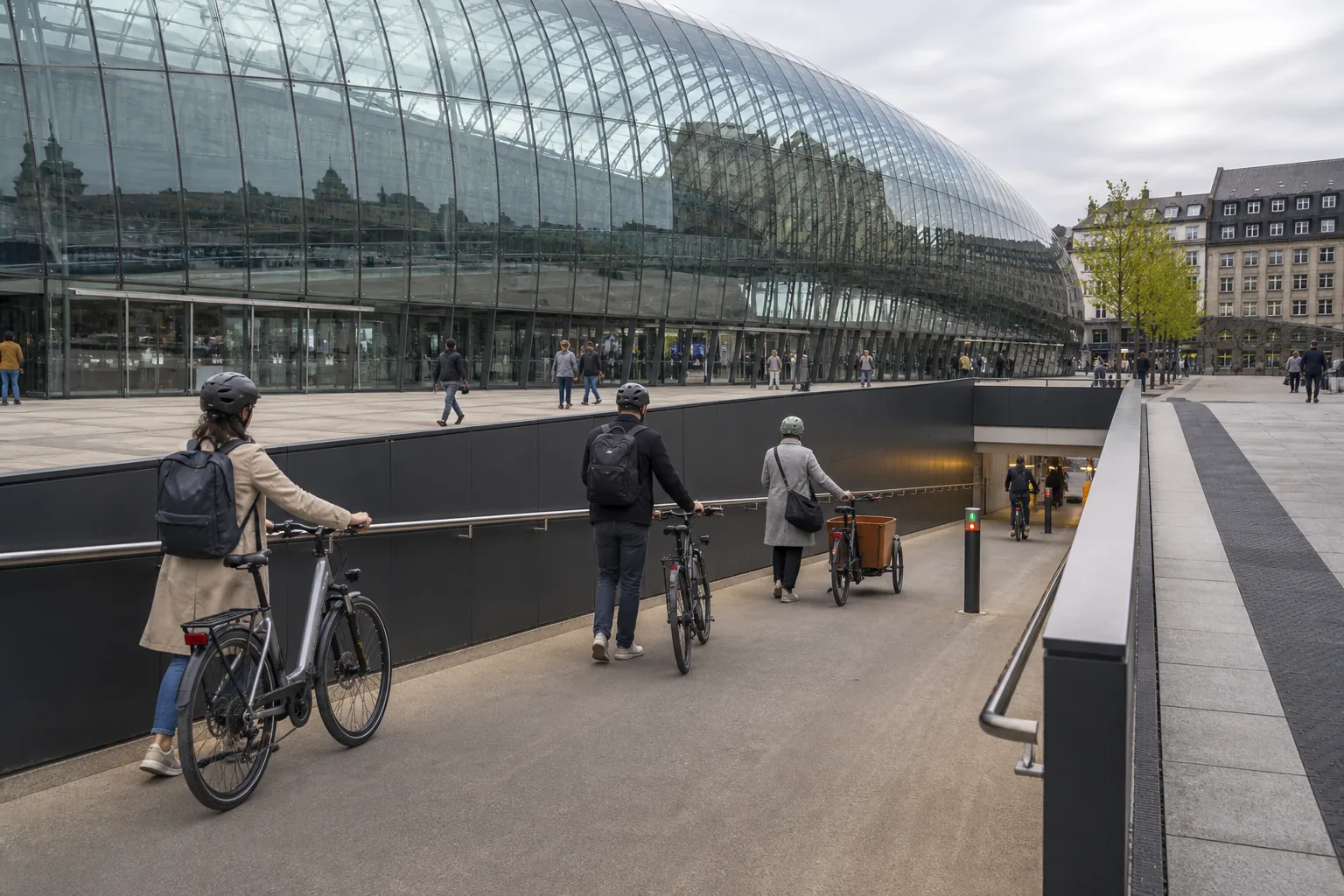 Projection illustrative d’une rampe vers un grand parking vélo sous la verrière d’une gare