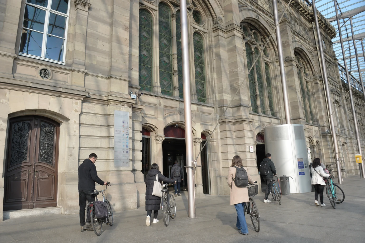 Autre cadrage de la gare réelle de Strasbourg avec des voyageurs à vélo