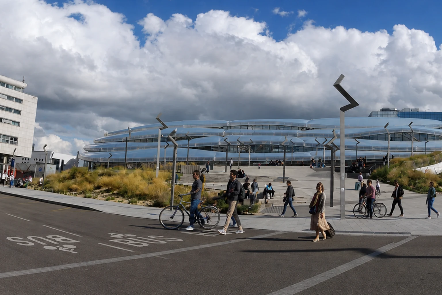 Autre cadrage du parvis réel de Rennes avec des voyageurs à vélo