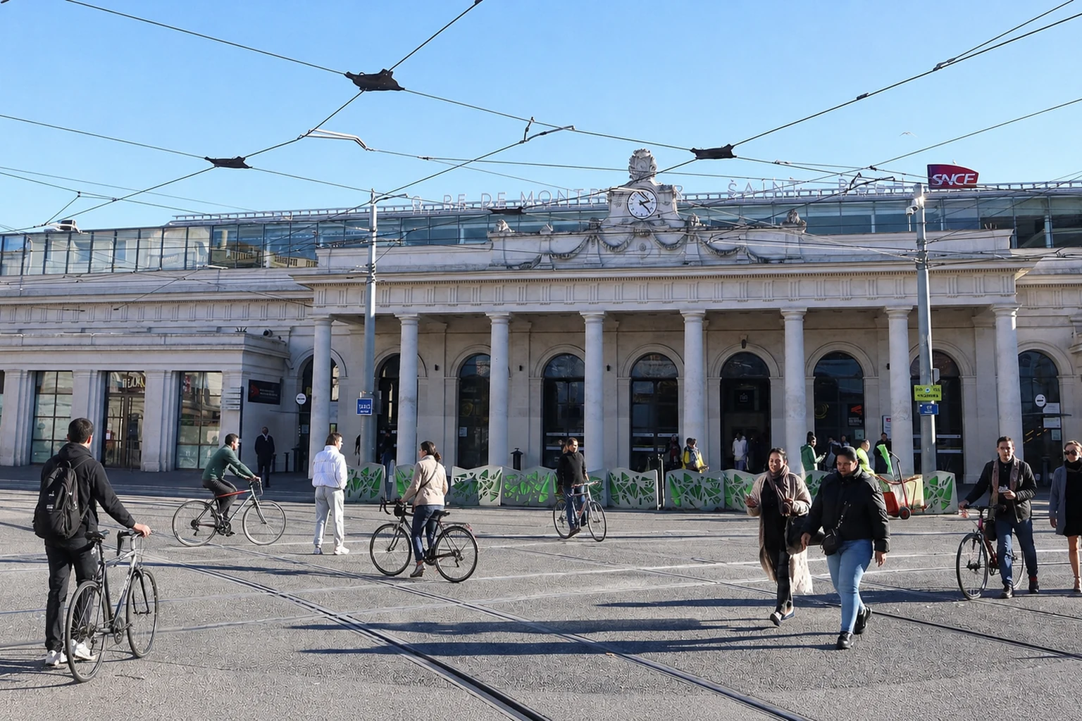 Autre cadrage de Montpellier-Saint-Roch avec des voyageurs à vélo sur le parvis réel