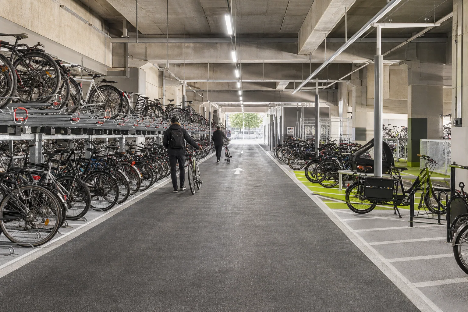 Projection illustrative d’un grand parking vélo organisé avec racks double étage et places pour vélos cargo
