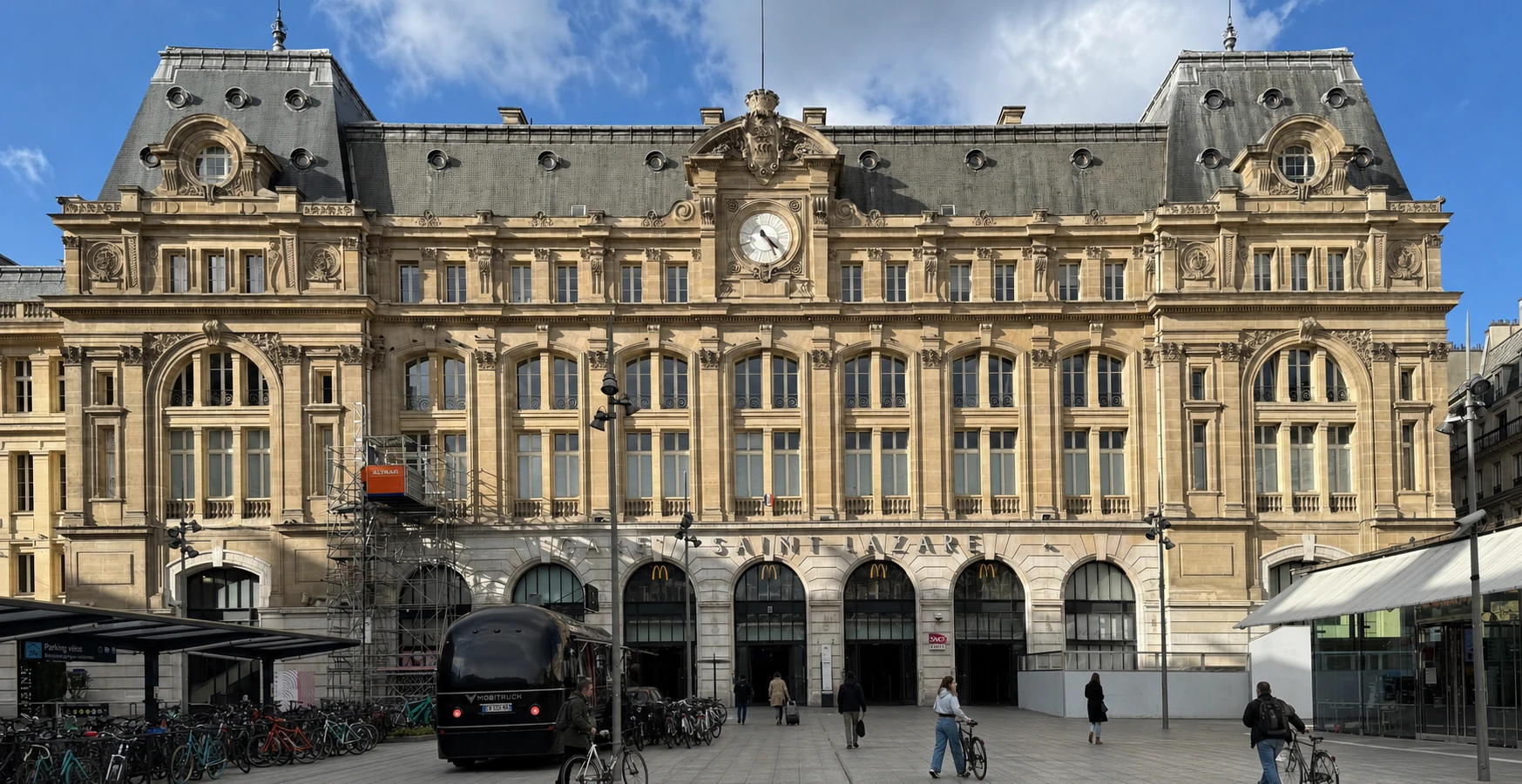 Autre cadrage réel de Paris Saint-Lazare, retouché avec des cyclistes entièrement nouveaux