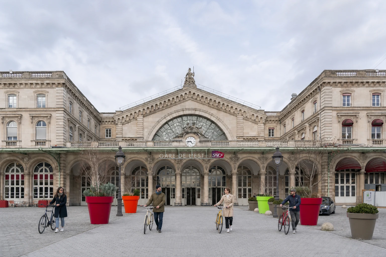 Autre cadrage réel de Paris Gare de l'Est, retouché avec des cyclistes entièrement nouveaux