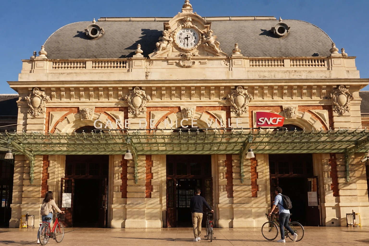Façade réelle de Nice-Ville, retouchée avec de nouveaux voyageurs à vélo