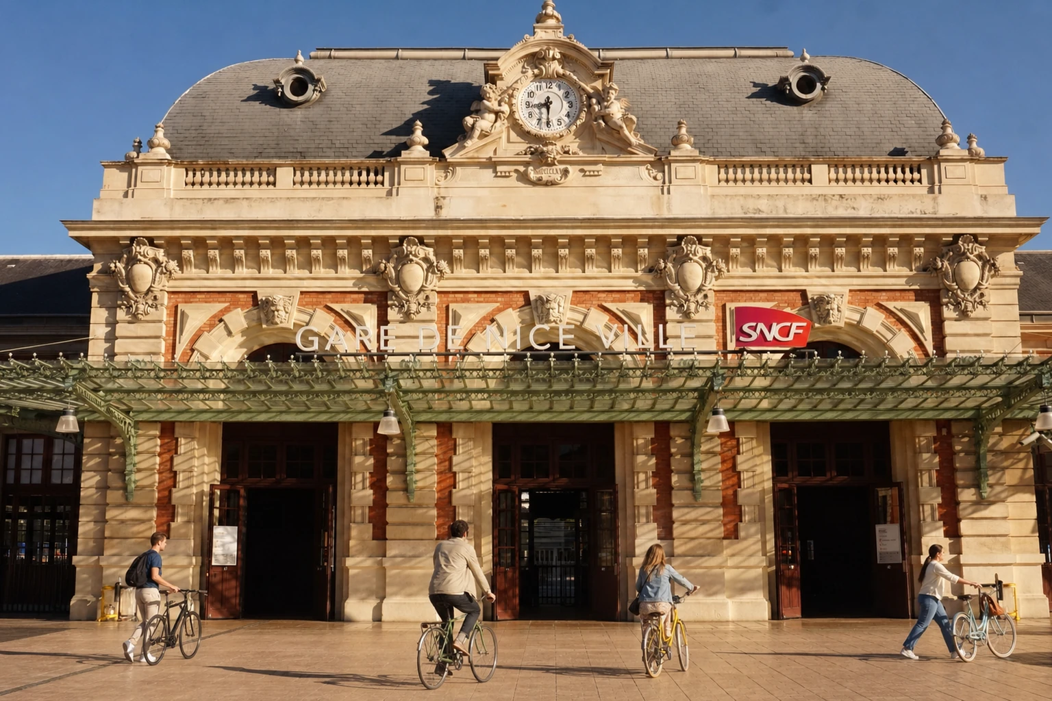 Contexte et façade réels de Nice-Ville, retouchés avec de nouveaux usagers à vélo