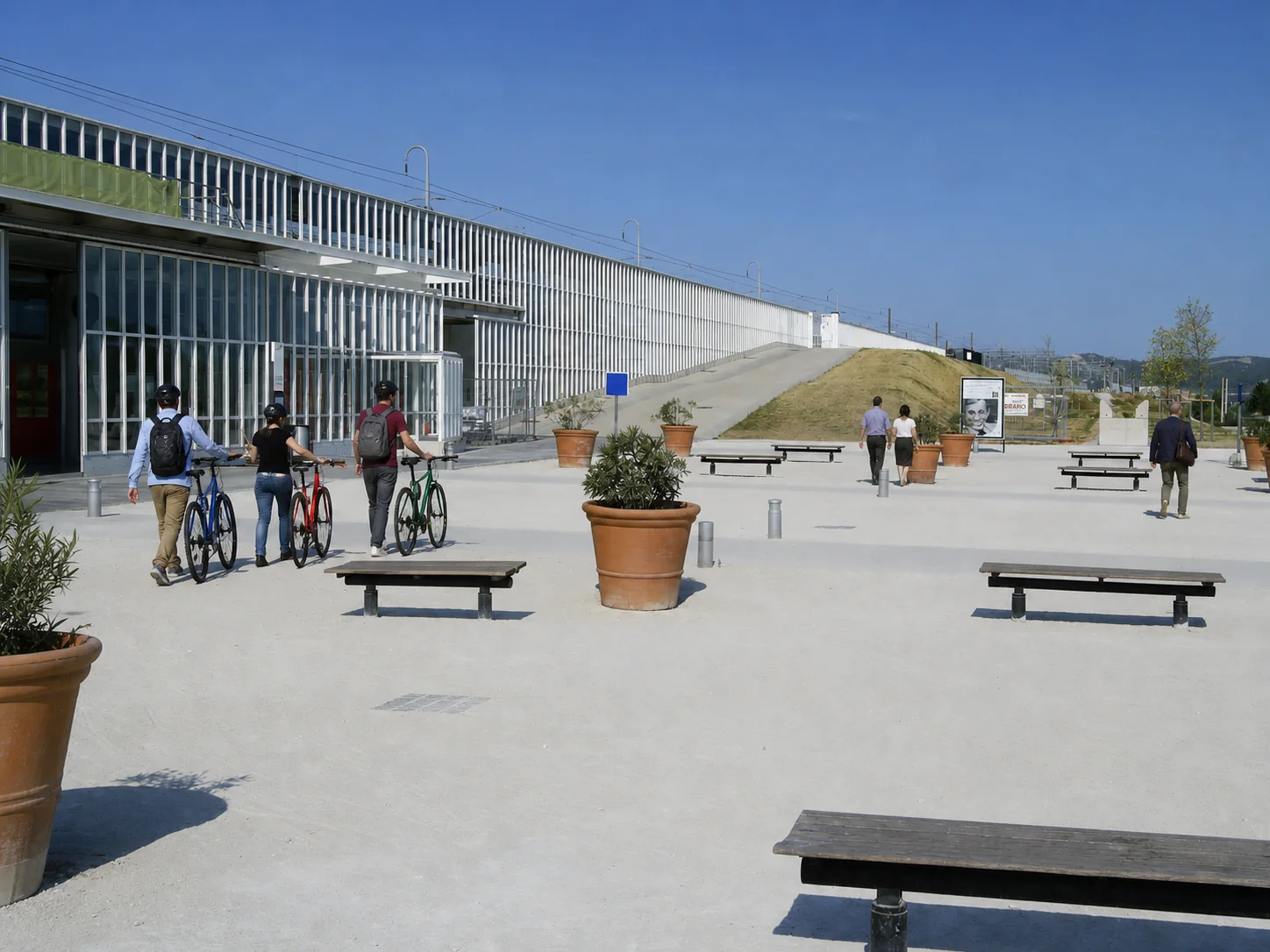 Parvis et gare réels d’Avignon TGV, retouchés avec de nouveaux cyclistes
