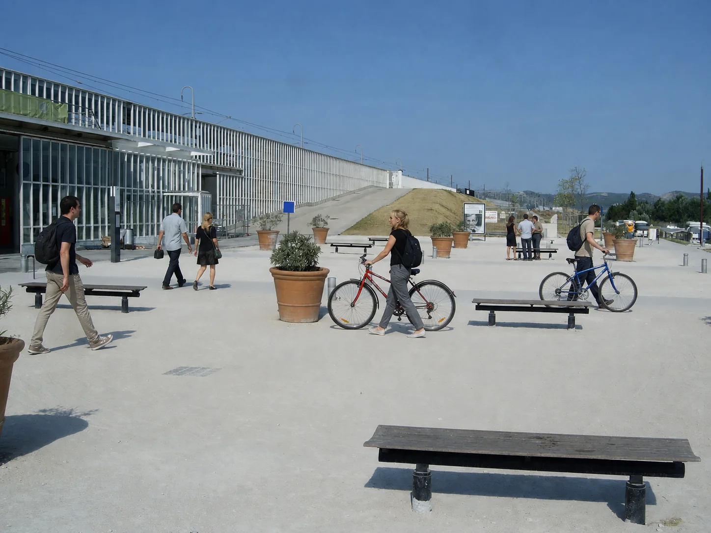 Contexte et gare réels d’Avignon TGV, retouchés avec de nouveaux usagers à vélo