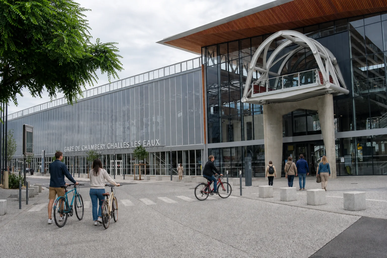 Second cadrage de la vraie gare de Chambéry avec de nouveaux cyclistes sur le parvis