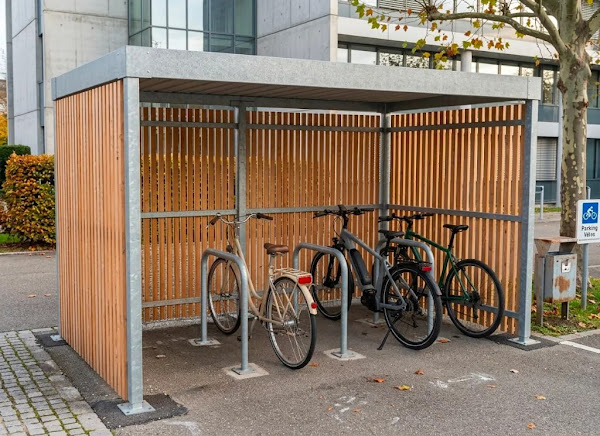Photo jointe à l’avis Google de Solène Moreau montrant l’abri vélo installé