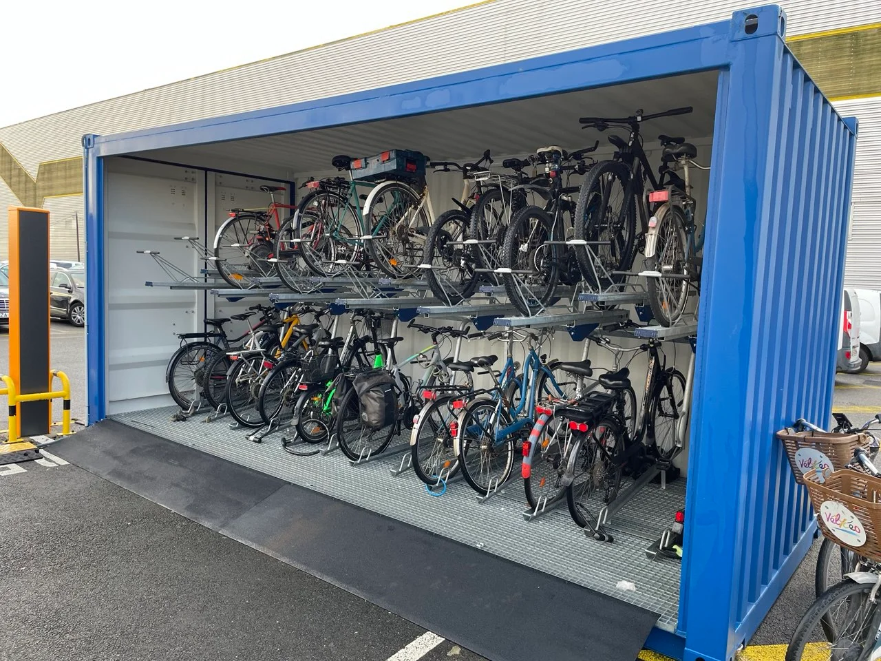 Module Escale ByCommute rempli de vélos sur racks double étage aux Chantiers de l’Atlantique