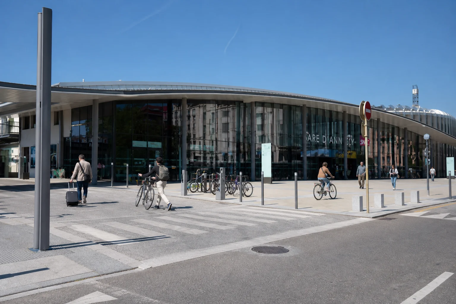 Second cadrage d’une vue extérieure réelle de la gare d’Annecy, utilisé uniquement comme repère vers la consigne vélo