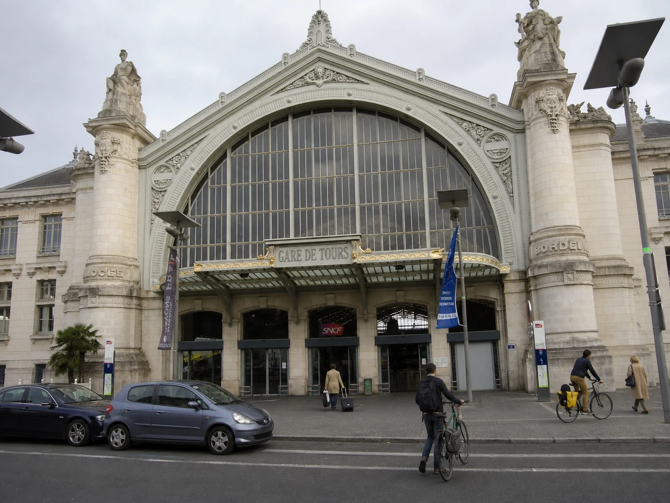 Second cadrage de la gare de Tours servant uniquement de repère extérieur, sans représenter le parking vélo