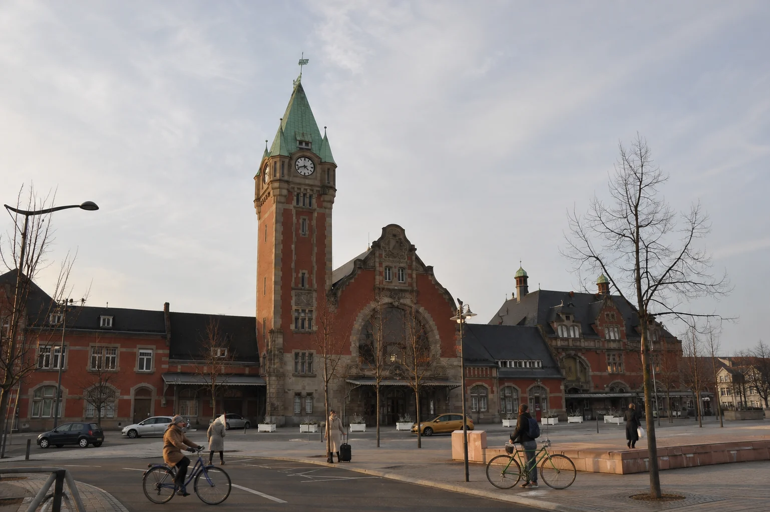 Second cadrage de la vraie gare de Colmar, avec personnes entièrement remplacées et vélos repositionnés, utilisé uniquement comme repère extérieur