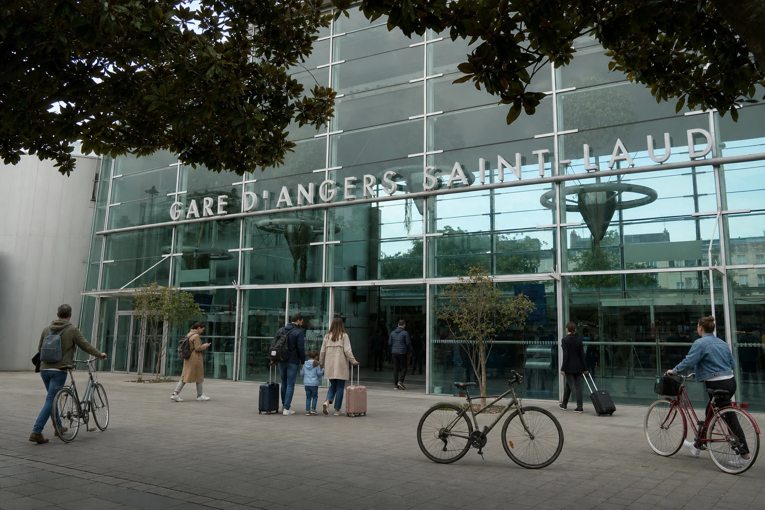 Second cadrage de la vraie gare d’Angers Saint-Laud avec personnes intégralement remplacées et vélos repositionnés