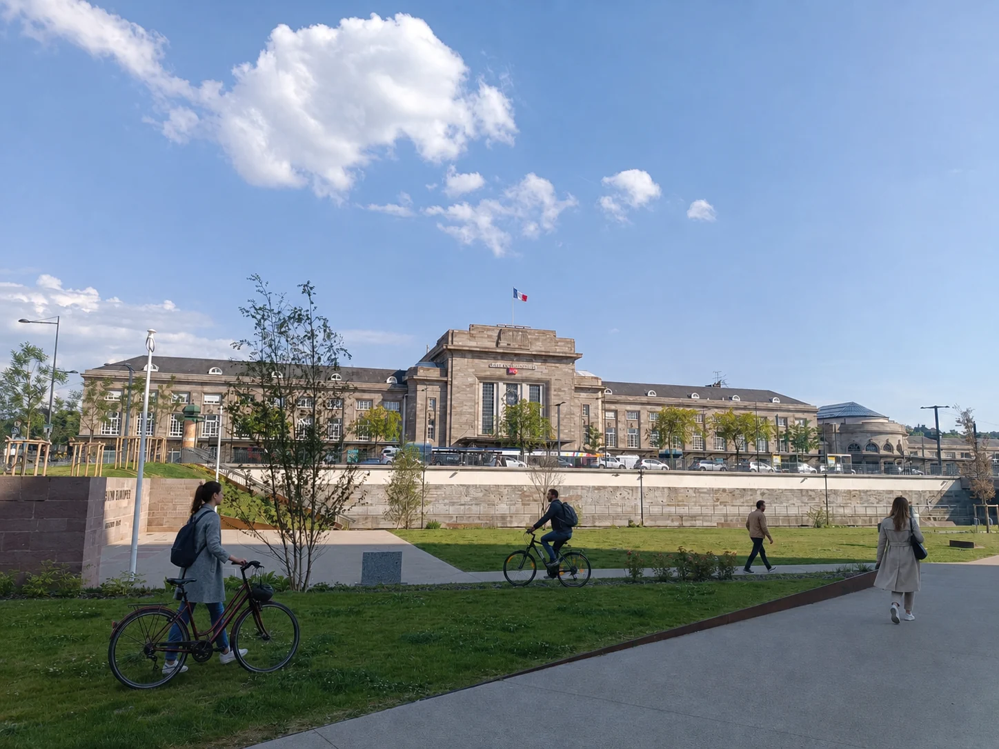 Vue réelle de la gare de Mulhouse-Ville retouchée avec des voyageurs entièrement nouveaux et des vélos recolorés et déplacés