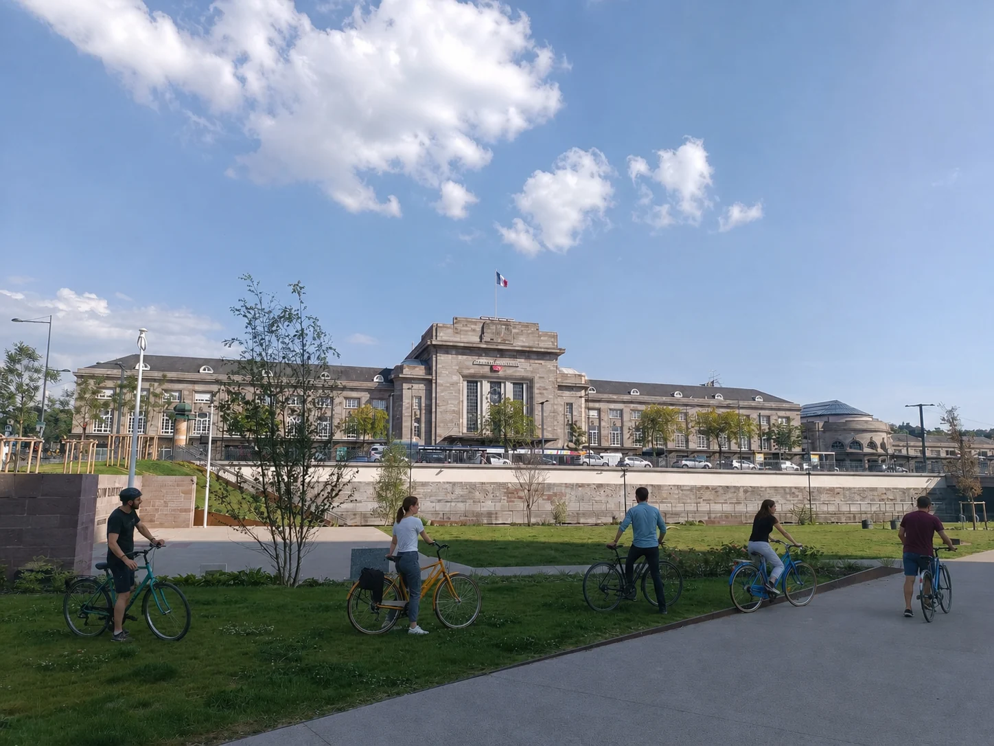 Second cadrage de la vraie gare de Mulhouse-Ville avec personnes intégralement remplacées et vélos repositionnés