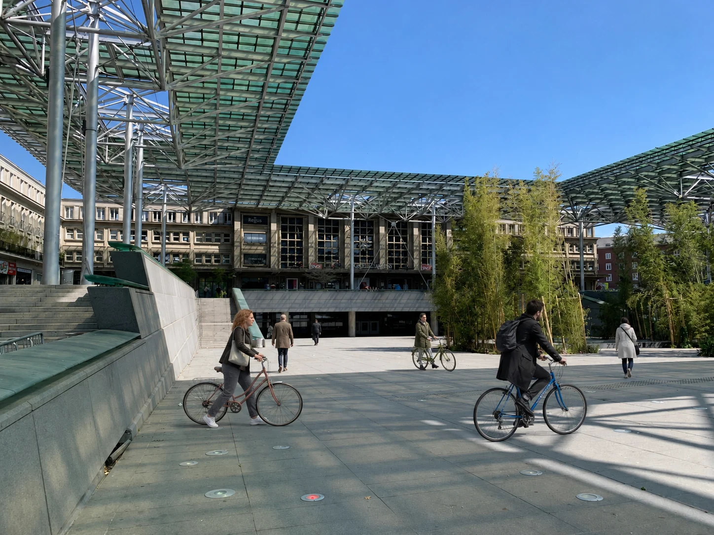 Vue réelle de la gare d’Amiens retouchée avec des voyageurs entièrement nouveaux et des vélos recolorés et repositionnés