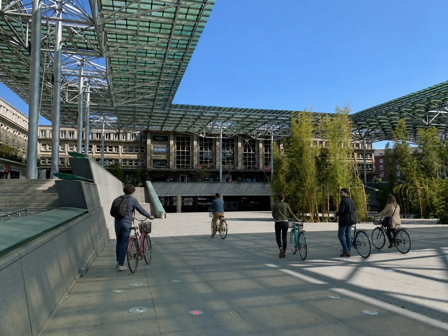 Second cadrage de la vraie gare d’Amiens avec personnes intégralement remplacées et vélos modifiés