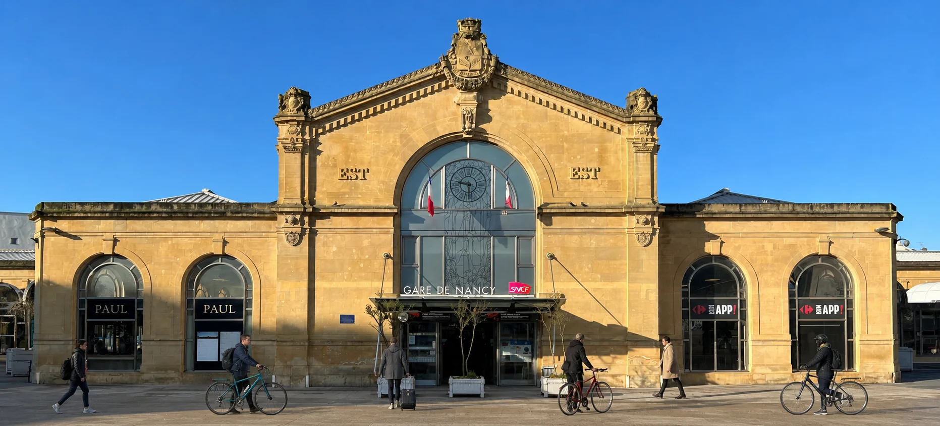 Vue réelle de la gare de Nancy retouchée avec des voyageurs entièrement nouveaux et des vélos recolorés, réorientés et déplacés