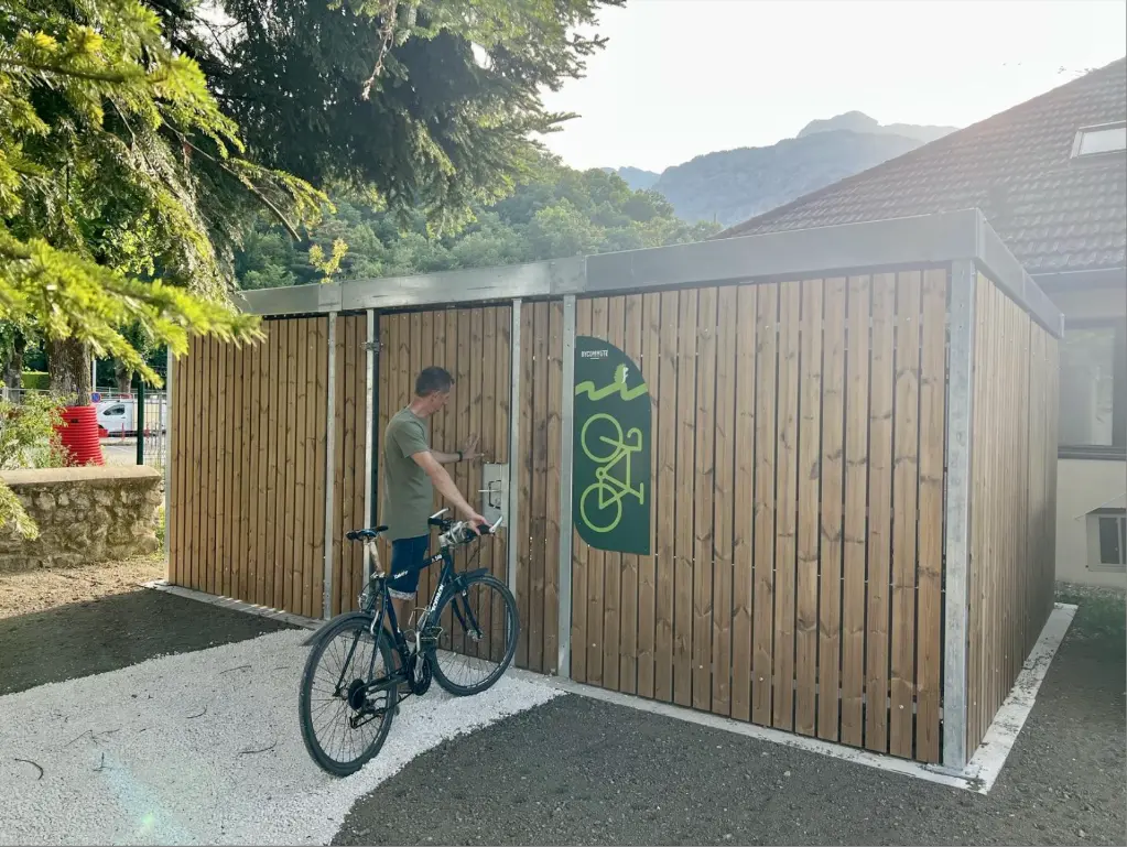 Abri vélo fermé sécurisé Bosquet en bois Thermowood - abri extérieur collectivité