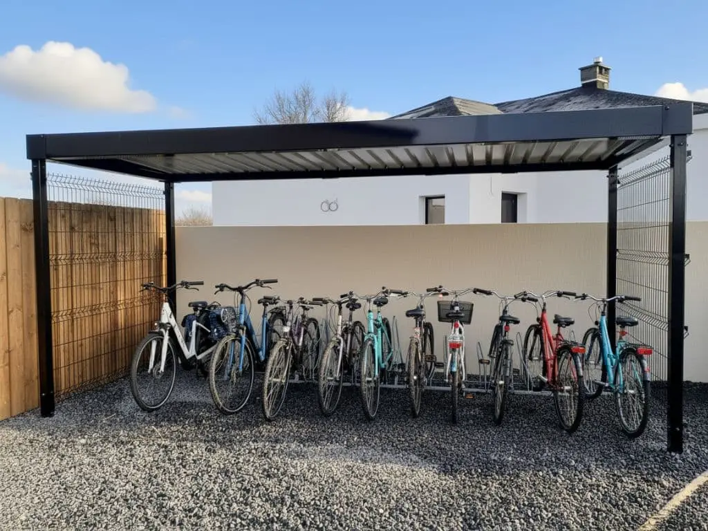 Installation réelle d’un carport vélo avec plusieurs vélos stationnés