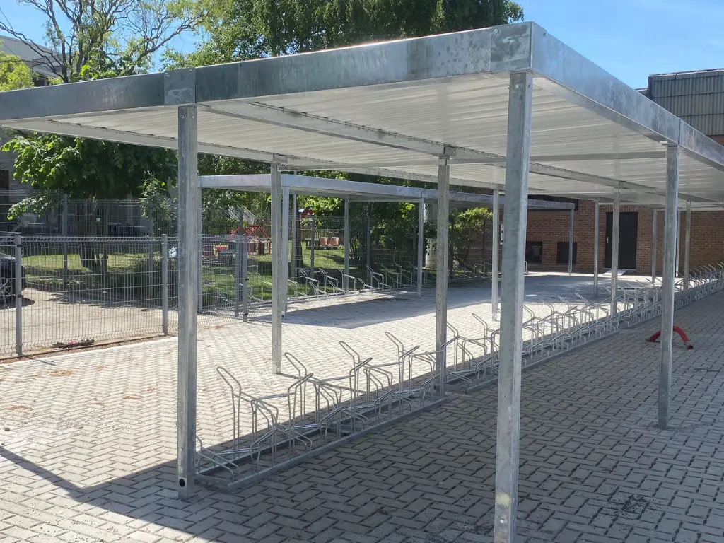 Installation galvanisée longue avec supports vélos vides