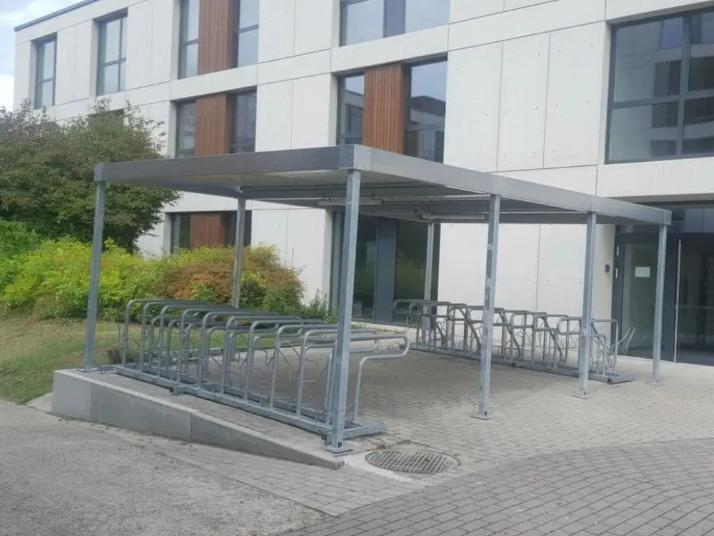 Carport à vélos compact sur dalle béton avec supports vides