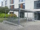 Carport à vélos compact sur dalle béton avec supports vides
