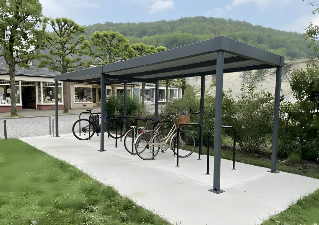 Installation réelle paysagée du carport avec quelques vélos stationnés