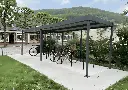 Installation réelle paysagée du carport avec quelques vélos stationnés