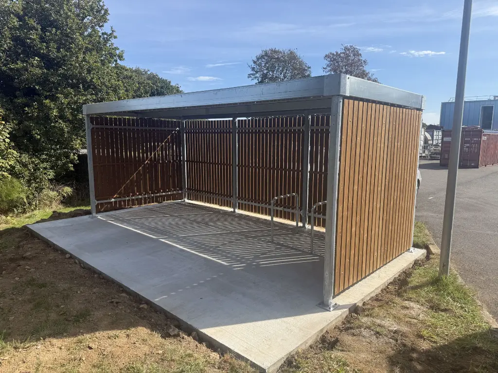Abri vélo Bosquet vide installé sur le site de Génavir