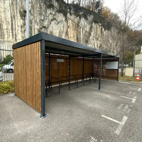 Abri vélo ouvert en bois avec arceaux de stationnement